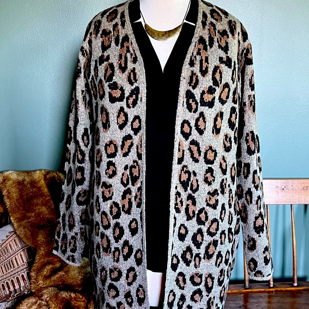 ❤️ BEAUTIFUL LEOPARD CARDIGAN Sz M - Picture 1 of 9